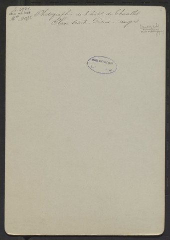 [L'hôtel de Thévalle place Sainte-Croix à Angers]