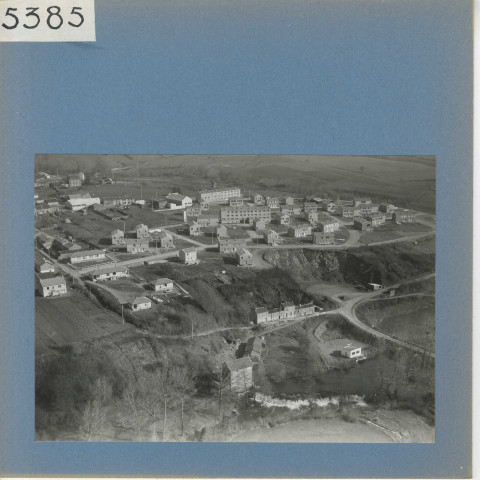 Saint-Crespin-sur-Moine : Le bourg, vue aérienne