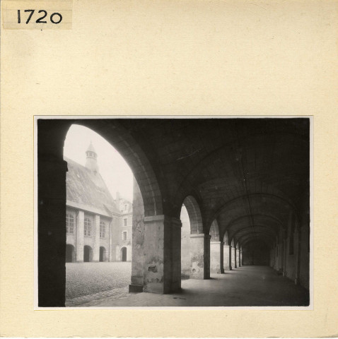 Angers : Cloître du Ronceray (Ecole des arts et métiers)