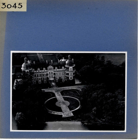 Saint-Georges-sur-Loire : Château de Serrant, vue aérienne