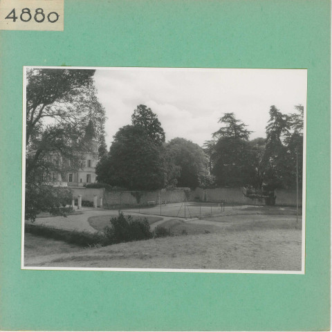 Saint-Florent-le-Vieil : Terrasse devant l'église