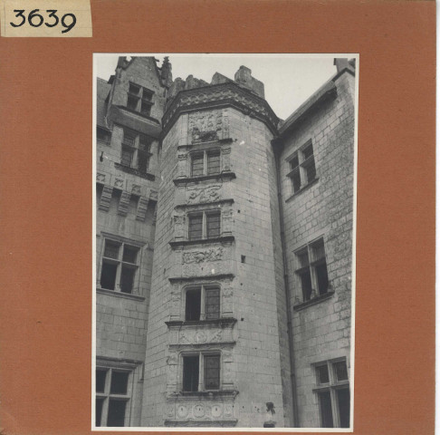 Montsoreau : Escalier de la cour intérieure