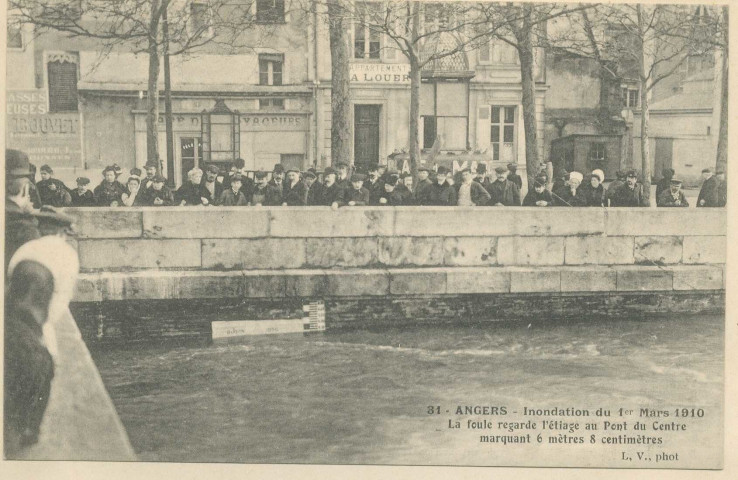 31. Angers. Inondation du 1er mars 1910. La foule regarde l'étiage au Pont du Centre marquant 6 mètres 8 centimètres