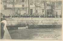 31. Angers. Inondation du 1er mars 1910. La foule regarde l'étiage au Pont du Centre marquant 6 mètres 8 centimètres