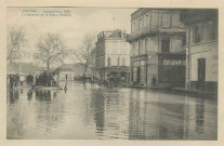 Angers. Inondations 1910. Le passeur de la Place Molière