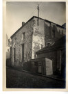 Vue extérieure de la maison de la rue des Carmes abattue en avril-mai 1931 contenant la grande pièce voûtée annexe à la tour dite des Druides, dite parfois salle du chapitre des Carmes