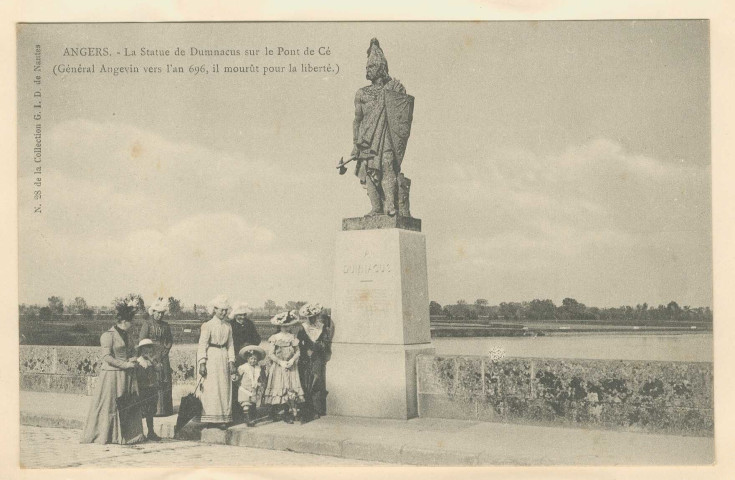 Angers. La statue de Dumnacus sur le Pont de Cé