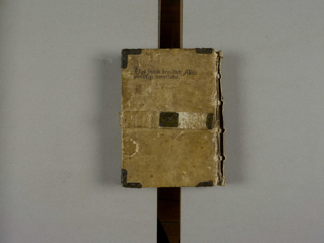 « Incipit vita sancti ac beatissimi patris Benedicti, cujus transitus celebratur festivitas XII kal. aprilis (titre en capitales de couleur, mêlées d'onciales). Fuit vir vitae venerabilis... » Livre II des Dialogues de S. Grégoire