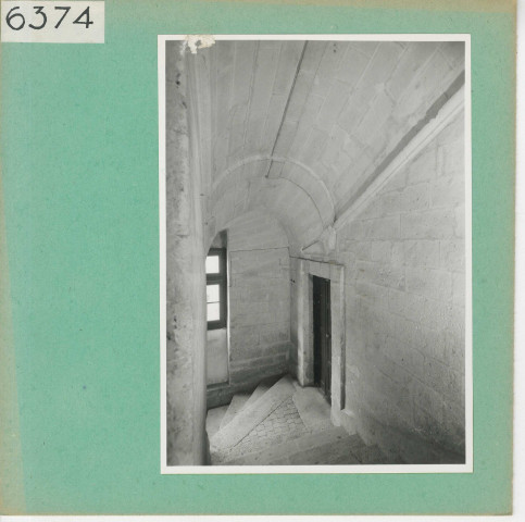 Brissac : Château, détails des escaliers