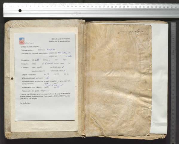 Berengaudus. Commentaire sur l'Apocalypse. Début : « Beatum Johannem apostolum et evangelistam hunc librum Apocalypsim edidisse constat... » Fin : « Esse mereamur, qui cum Patre et Spiritu sancto vivit et regnat in secula seculorum. Amen. » Suit la note ordinaire : « Quisquis nomen auctoris desideras... »
