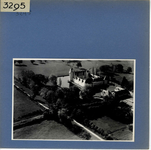 Ecuillé : Château du Plessis-Bourré, vue aérienne