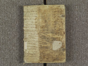 « Incipit manuale secundum usum Andegavensem. » Le dernier feuillet, en papier, ajouté au XVIe siècle, renferme l'« Officium parvulorum puerorum quando puer extrahitur »