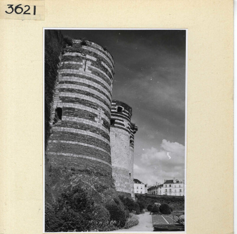 Angers : Tours au sol et fossés