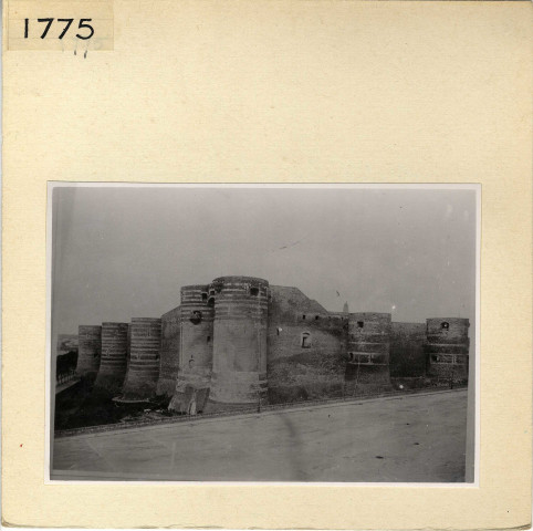 Angers : Vue d'ensemble du château