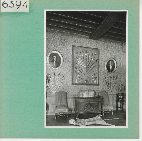 Les Verchers-sur-Layon : Château d'Echuilly, panoplie de la grande salle. Dessous, maquette du château faite par l'architecte au moment de la construction