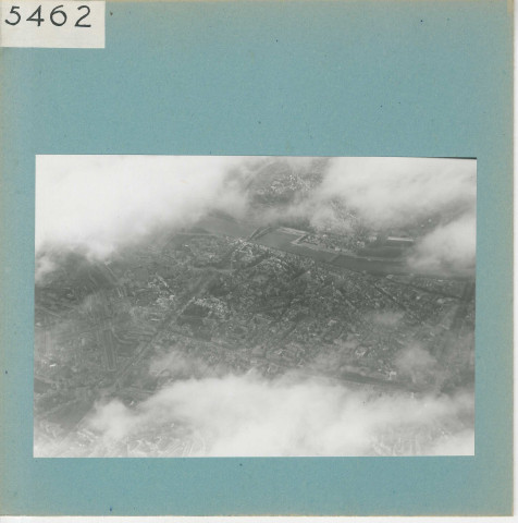 Angers : Vue aérienne d'Angers à travers les nuages