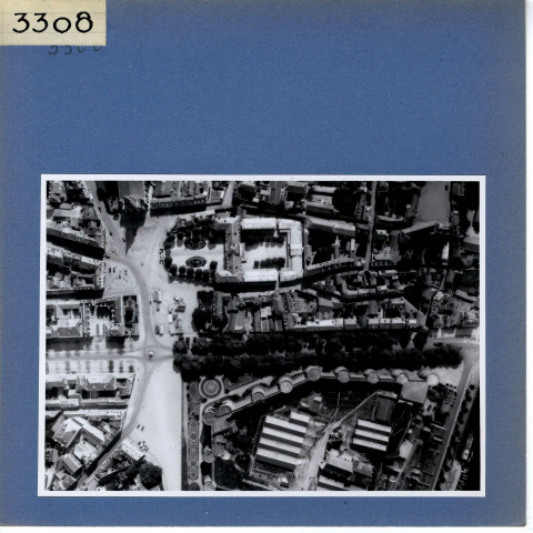 Angers : Vue aérienne prise à l'aplomb du château et de la place de l'Académie