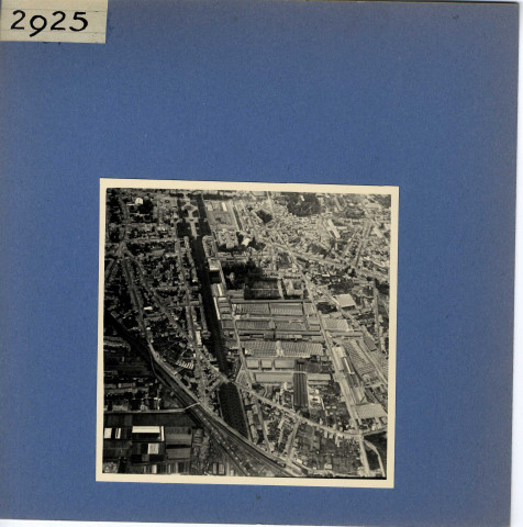 Angers : Vue aérienne prise à l'aplomb de l'avenue Jeanne-d'Arc et des usines Bessonneau