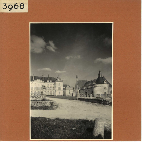 Mazé : Château de Montgeoffroy (vues extérieures au sol)