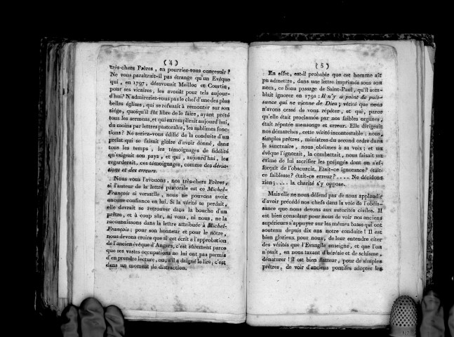 Le presbytère d'Angers, le siége épiscopal abandonné, au clergé et aux fidèles