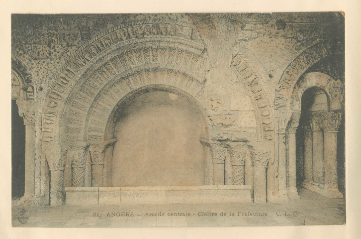 31. Angers. Arcade centrale. Cloître de la Préfecture