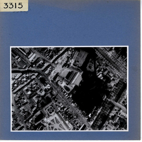 Angers : Vue aérienne prise à l'aplomb de la préfecture (abbaye et tour Saint-Aubin)