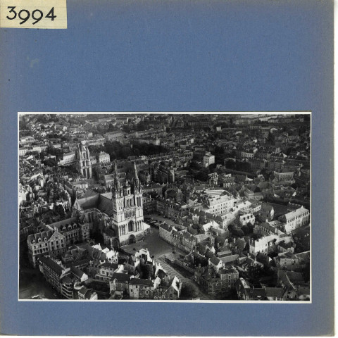 Angers : Cathédrale et Tour Saint-Aubin ( vue aérienne)