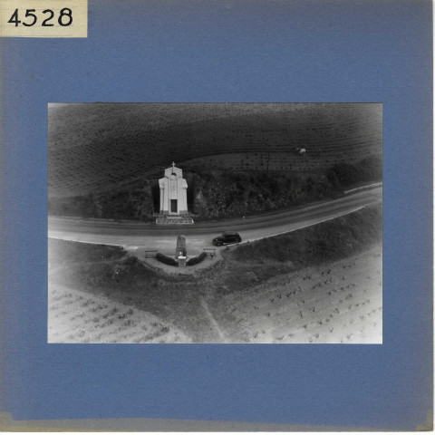 Saint-Aubin-de-Luigné : Chapelle de la Haie-Longue où René Gasnier est enterré (vue aérienne)