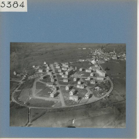 Saint-Crespin-sur-Moine : Le bourg, vue aérienne