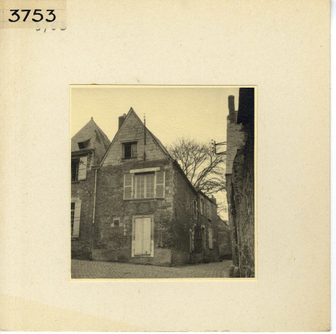 Angers : quartier de la Cité, rue Saint-Paul et à droite entrée de la rue Donadieu de Puycharic