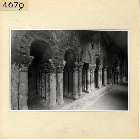 Angers : Préfecture, arcades romanes