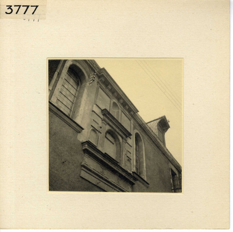 Angers : quartier de la Cité, 13-15 rue Saint-Evroult, portail de l'hôtel de Haute-Mule (XVIe s.)