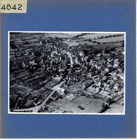 Beaulieu-sur-Layon : Le bourg, les jardins (vue aérienne)