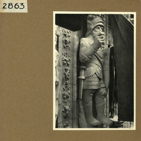 Angers : Cathédrale, détail des statues de la façade