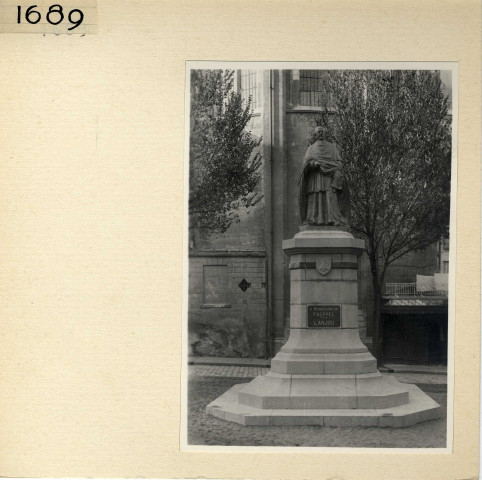 Angers : statue de Mgr Freppel place Sainte-Croix