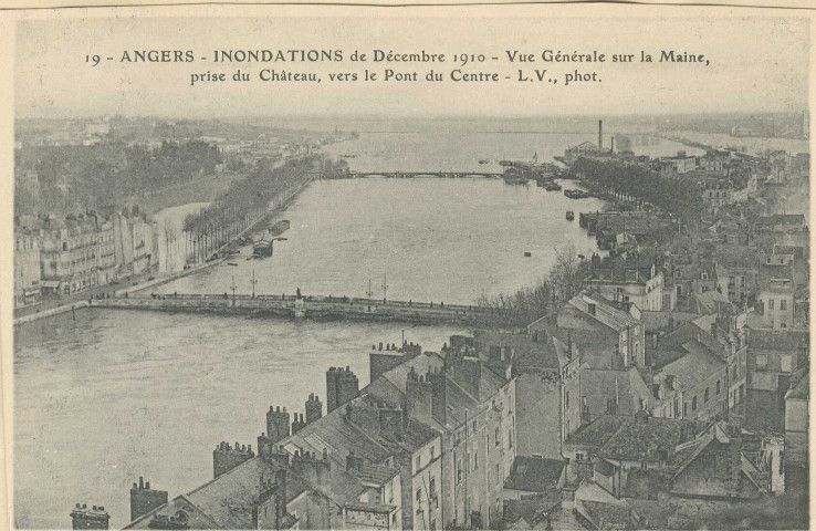 19. Angers. Inondations de décembre 1910. Vue générale sur la Maine, prise du Château, vers le Pont du Centre