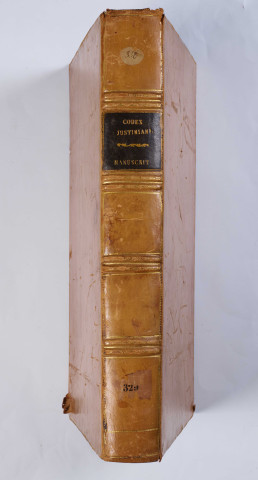 Azon. Commentaire sur le Code, dont manque le début ; premiers mots actuels : « De majoribus et minoribus magistratibus... Explicit Summa Codicis domini Açonis »