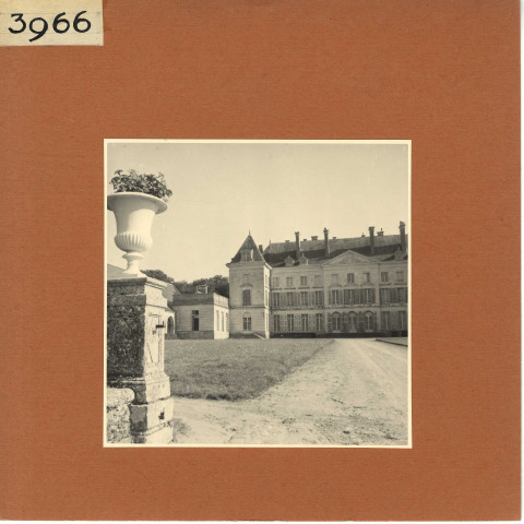 Mazé : Château de Montgeoffroy (vues extérieures au sol)