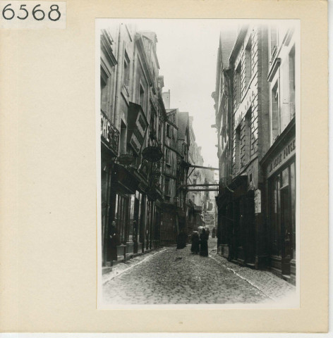 Angers : Rue Saint-Laud. Etrésillons pour soutenir la façade d'une maisons à pans de bois