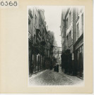 Angers : Rue Saint-Laud. Etrésillons pour soutenir la façade d'une maisons à pans de bois