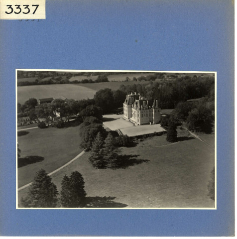 Cheviré-Le-Rouge : Château de La Roche-Hue (vue aérienne)