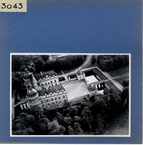 Saint-Georges-sur-Loire : Château de Serrant, vue aérienne