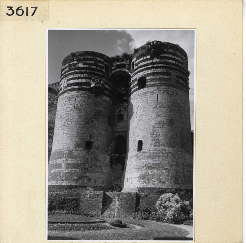 Angers : Tours au sol et fossés