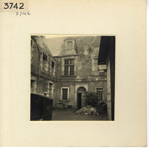 Angers : quartier de la Cité, 9-9bis rue Saint-Evroult, maison canoniale Saint-Barthélemy, façade sur cour remaniée au XVIIIe s.