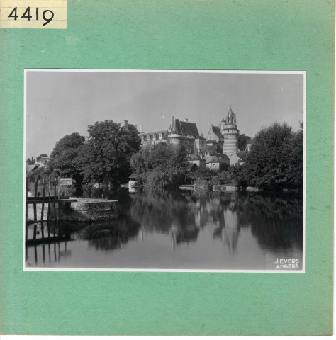 Durtal : Château vu du Loir