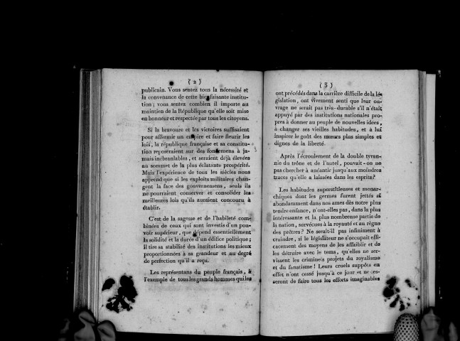 Le commissaire du directoire exécutif près l'administration centrale du département de Maine-et-Loire, à ses collègues près les administrations municipales du dit département, Signé : Moreau
