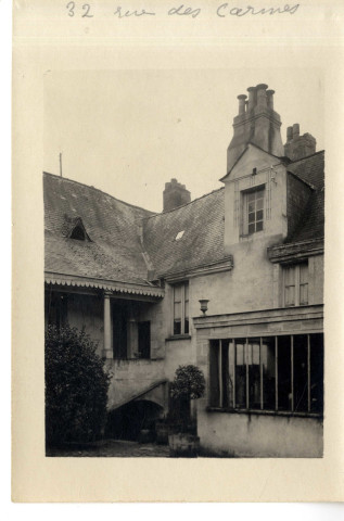 Cour du 32 rue des Carmes à Angers : aménagements du XVIIIe s. et vestiges d'anciennes portes ou fenêtres romanes