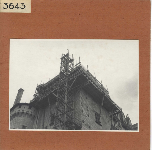 Montsoreau : Echafaudage extérieur