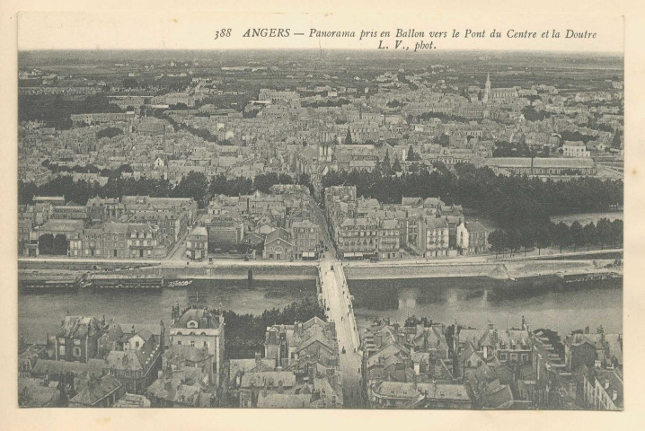 388. Angers. Panorama pris en ballon vers le Pont du Centre et la Doutre