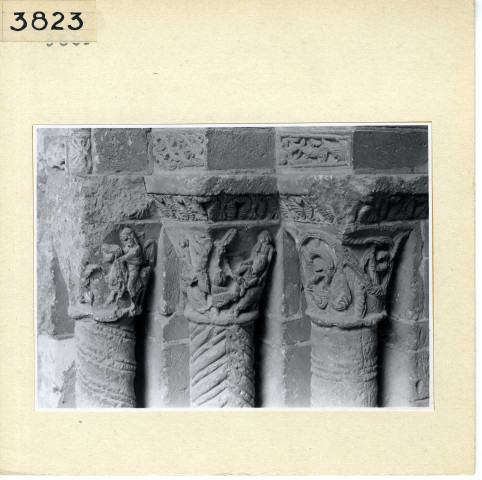 Angers : Détails des arcades romanes